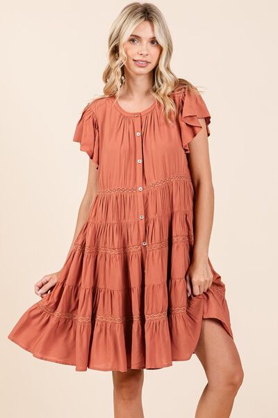 Robe étagée à volants et boutons avec détails en dentelle Mittoshop
