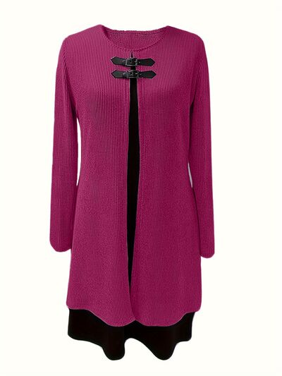 Geripptes Langarmkleid mit Kontrastkragen und Rundhalsausschnitt