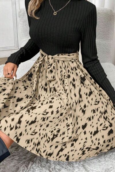 Robe longue imprimée à col montant et taille cintrée