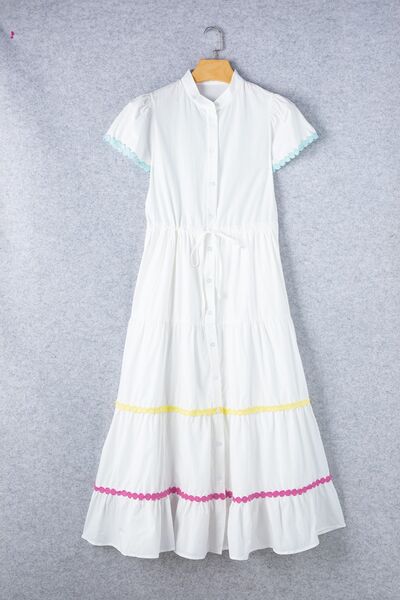 Robe à manches courtes boutonnée avec bordure contrastante