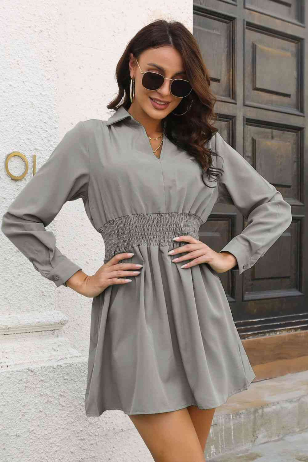 Robe Courte Johnny Collar Manches Longues et Taille Smockée