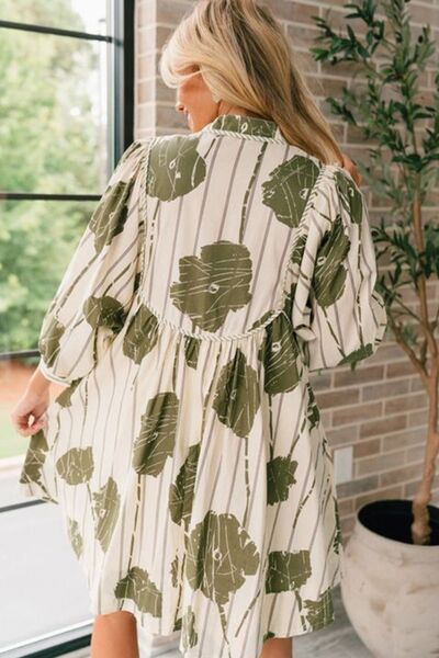 Mini-robe imprimée à col lavallière et manches trois-quarts