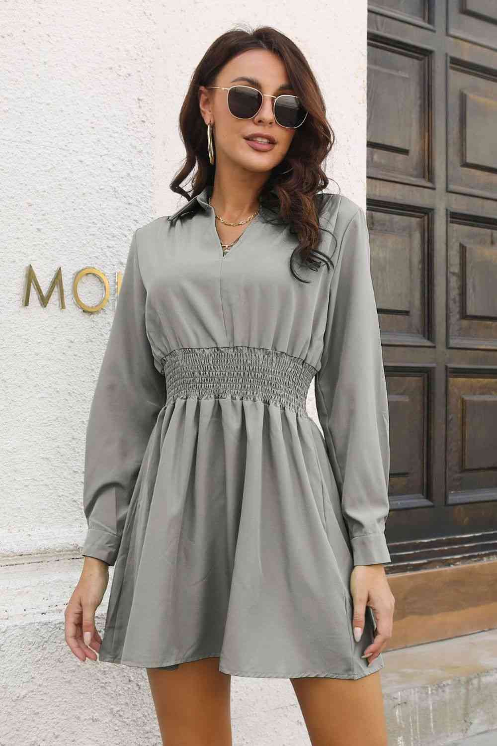 Robe Courte Johnny Collar Manches Longues et Taille Smockée