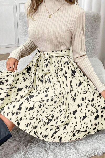 Robe longue imprimée à col montant et taille cintrée