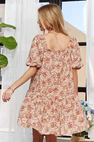 Robe ADORA à encolure carrée et manches bouffantes à motif floral