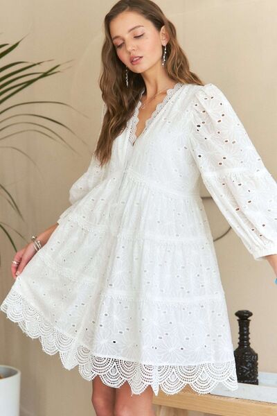 Robe babydoll en dentelle à œillets étagée et col en V ADORA