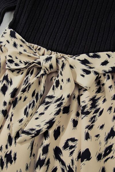 Robe longue imprimée à col montant et taille cintrée