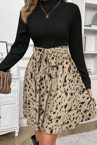 Robe longue imprimée à col montant et taille cintrée
