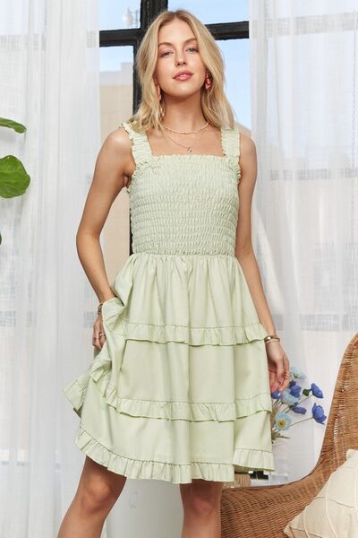 Robe mini ADORA à bretelles larges smockée et volantée