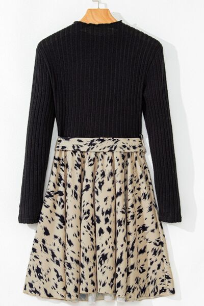 Robe longue imprimée à col montant et taille cintrée