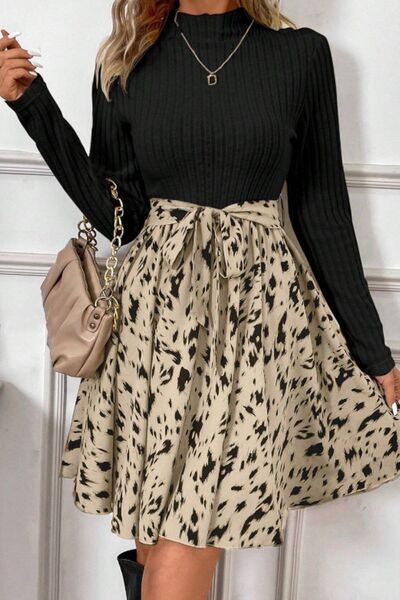 Robe longue imprimée à col montant et taille cintrée