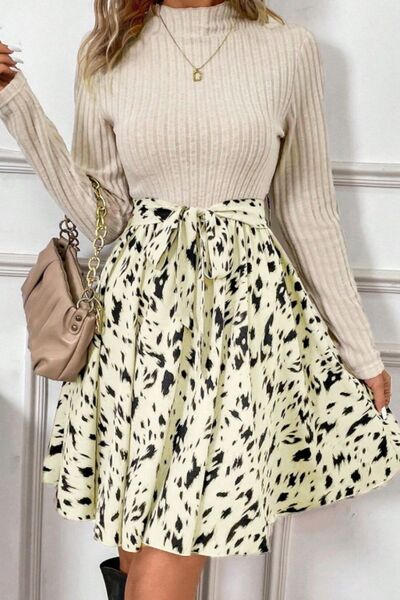 Robe longue imprimée à col montant et taille cintrée