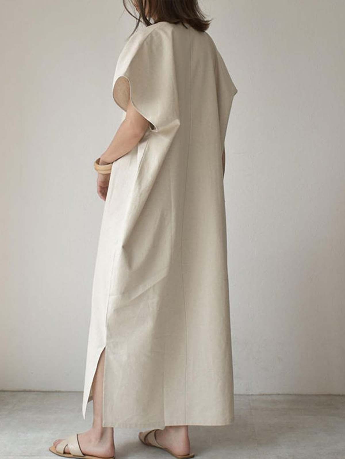 Einfaches schwarz-beiges Maxikleid mit Fledermausärmeln und seitlichen Schlitzen