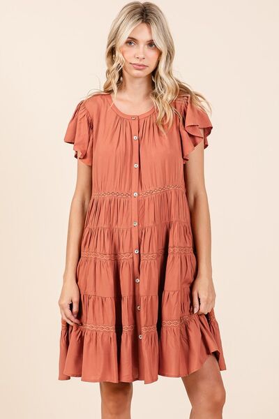 Robe étagée à volants et boutons avec détails en dentelle Mittoshop