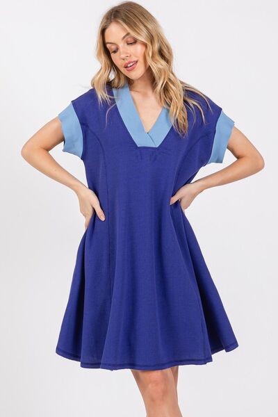 Robe à manches courtes col en V avec liseré contrastant Ces Femme