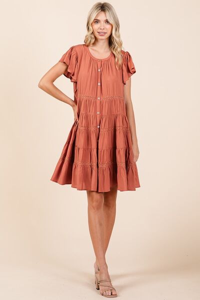 Robe étagée à volants et boutons avec détails en dentelle Mittoshop