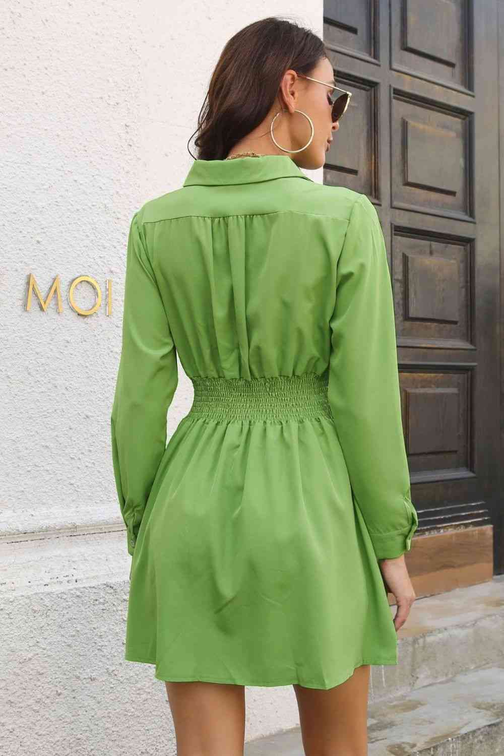 Robe Courte Johnny Collar Manches Longues et Taille Smockée