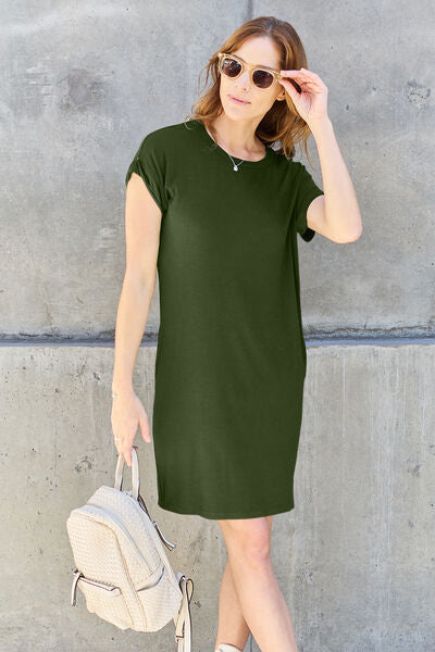 Basic Bae Rundhals-Kurzarmkleid in voller Größe mit Taschen