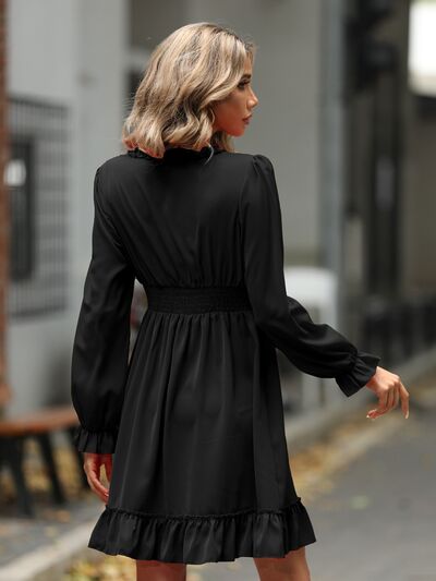 Kleid mit Rüschensaum, V-Ausschnitt und Volantärmeln