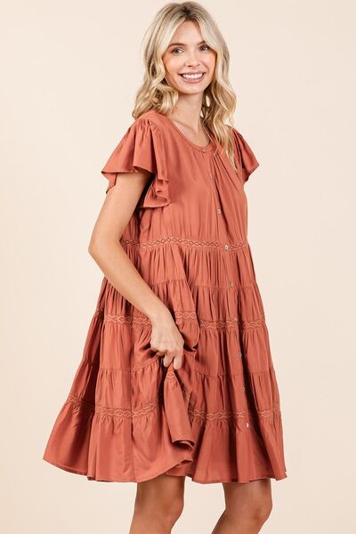 Robe étagée à volants et boutons avec détails en dentelle Mittoshop