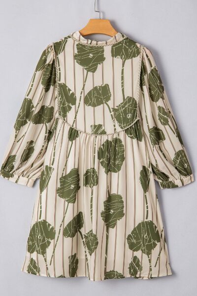 Mini-robe imprimée à col lavallière et manches trois-quarts