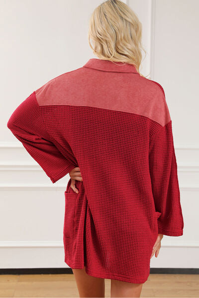 Robe à col avec boutonnage partiel et poches