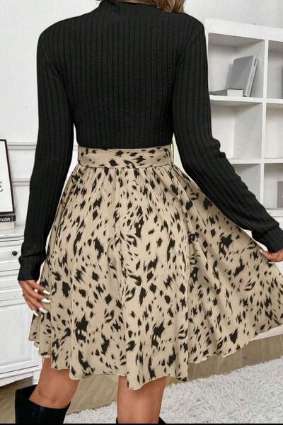 Robe longue imprimée à col montant et taille cintrée