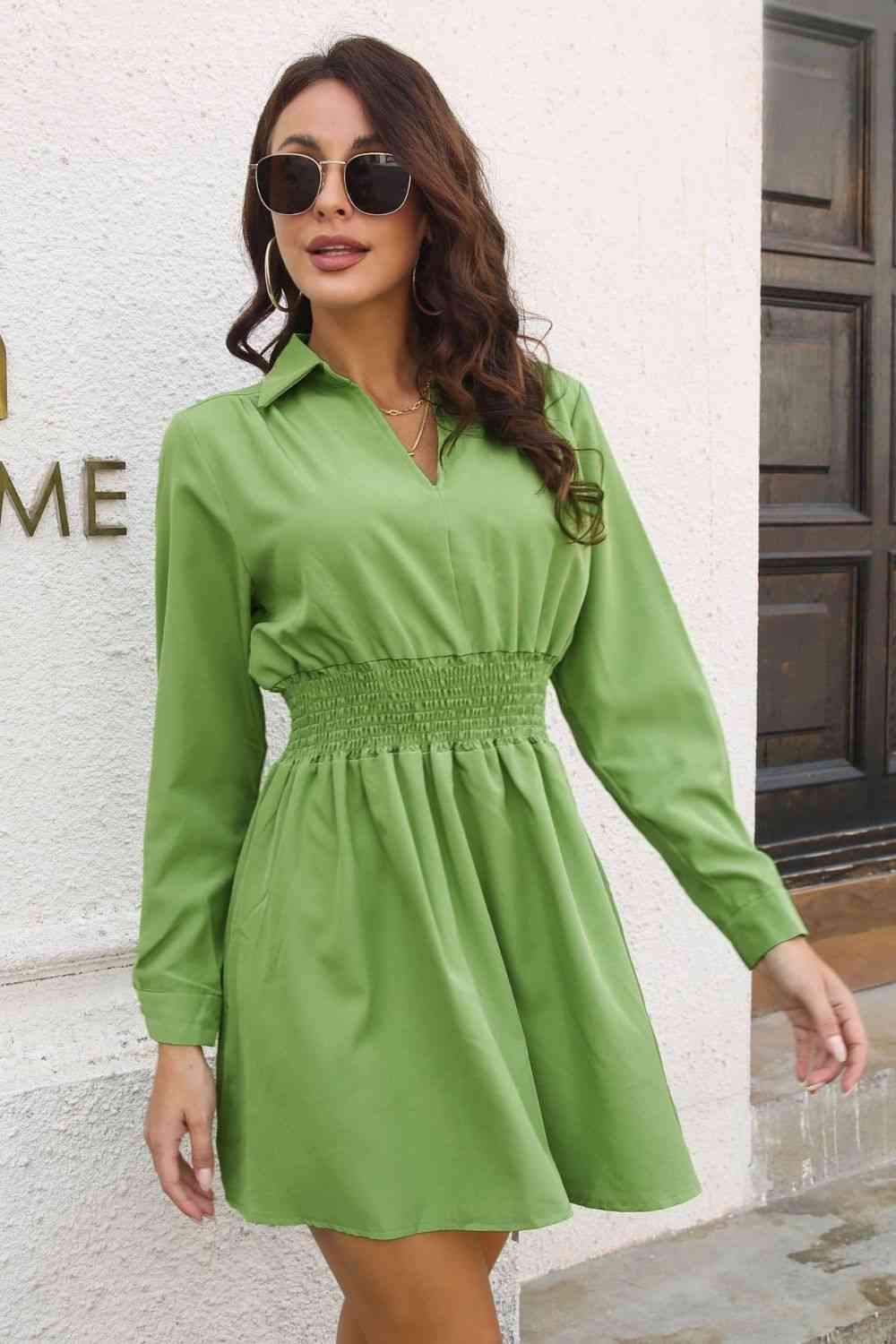 Robe Courte Johnny Collar Manches Longues et Taille Smockée