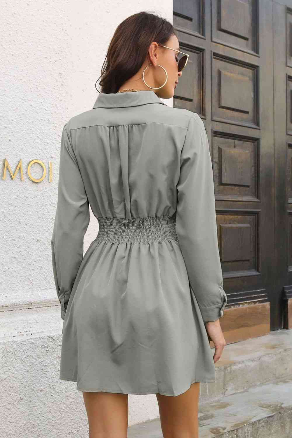 Robe Courte Johnny Collar Manches Longues et Taille Smockée