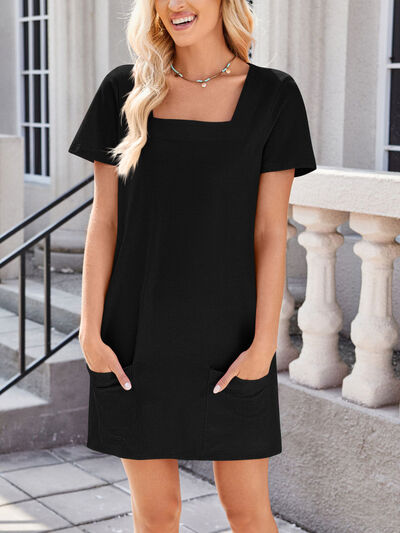 Robe mini t-shirt Lovelet à col carré et manches courtes