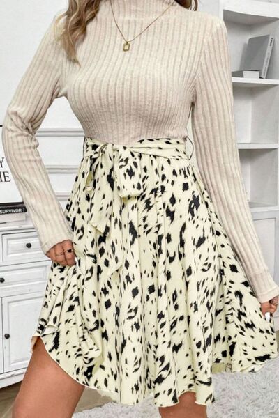 Robe longue imprimée à col montant et taille cintrée