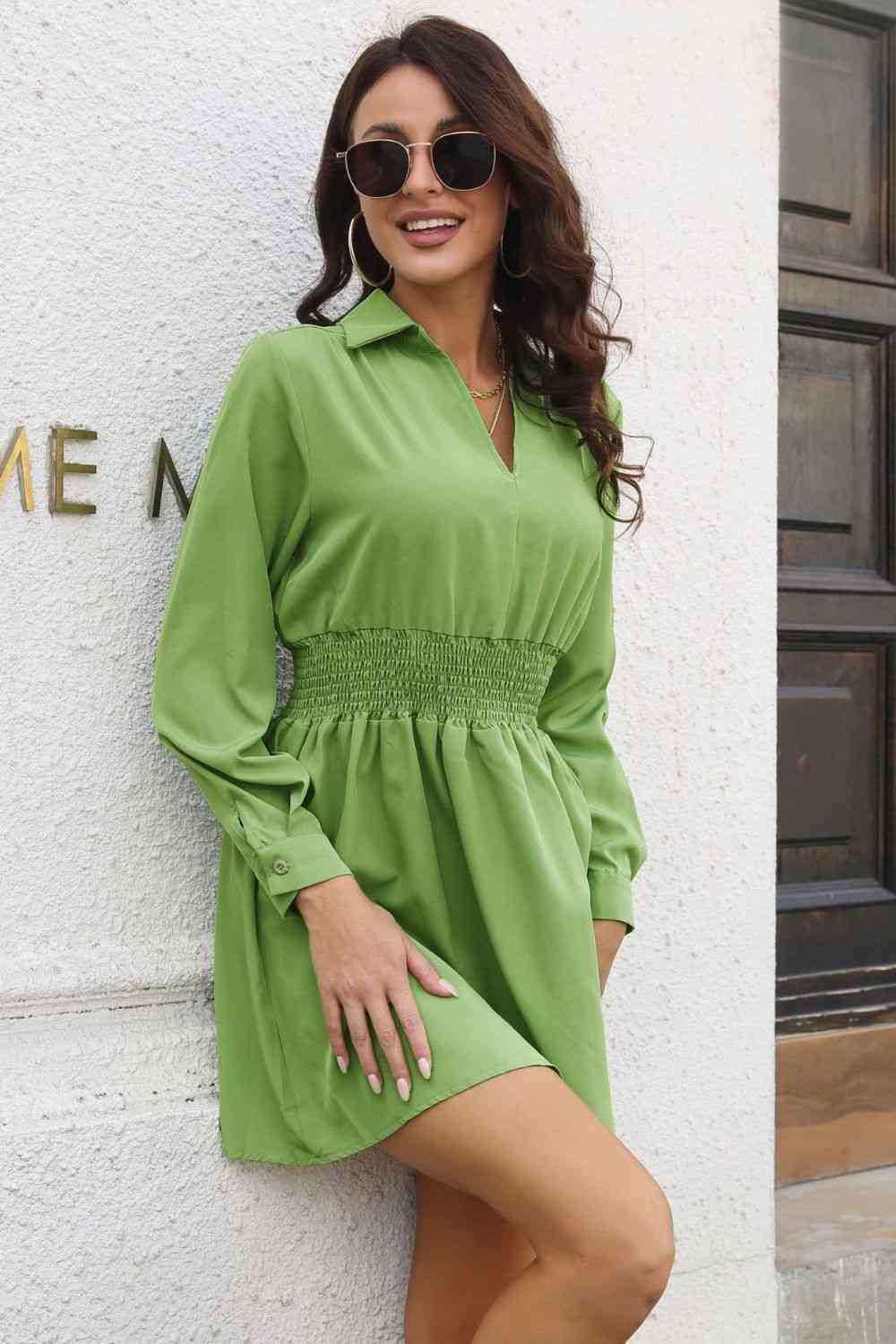 Robe Courte Johnny Collar Manches Longues et Taille Smockée