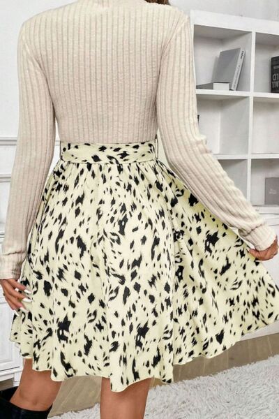 Robe longue imprimée à col montant et taille cintrée