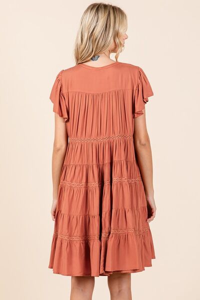 Robe étagée à volants et boutons avec détails en dentelle Mittoshop