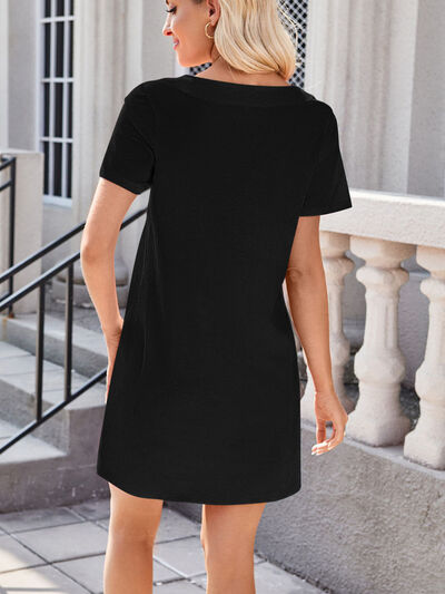 Robe mini t-shirt Lovelet à col carré et manches courtes