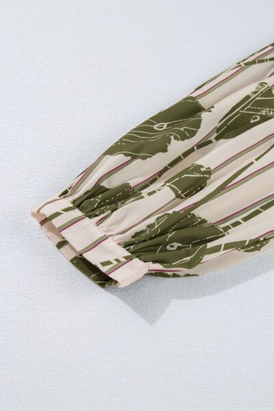 Mini-robe imprimée à col lavallière et manches trois-quarts