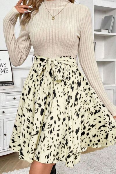 Robe longue imprimée à col montant et taille cintrée