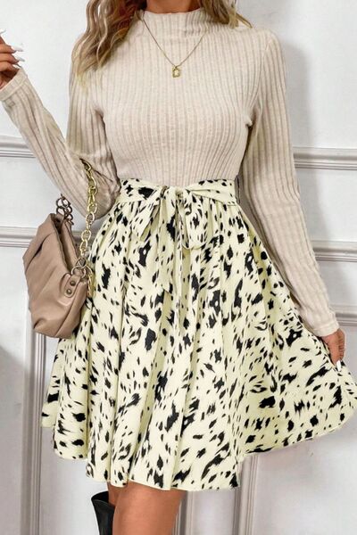 Robe longue imprimée à col montant et taille cintrée