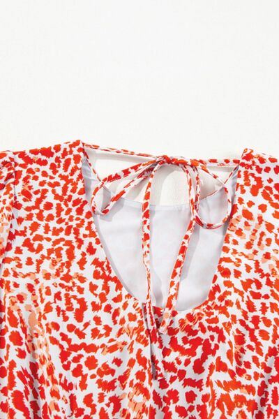 Geschlitztes, gebundenes, bedrucktes Minikleid mit Rundhalsausschnitt