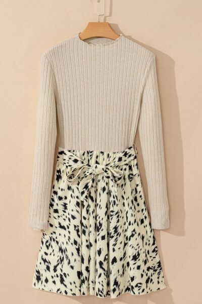 Robe longue imprimée à col montant et taille cintrée