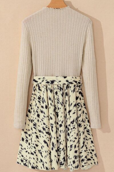 Robe longue imprimée à col montant et taille cintrée
